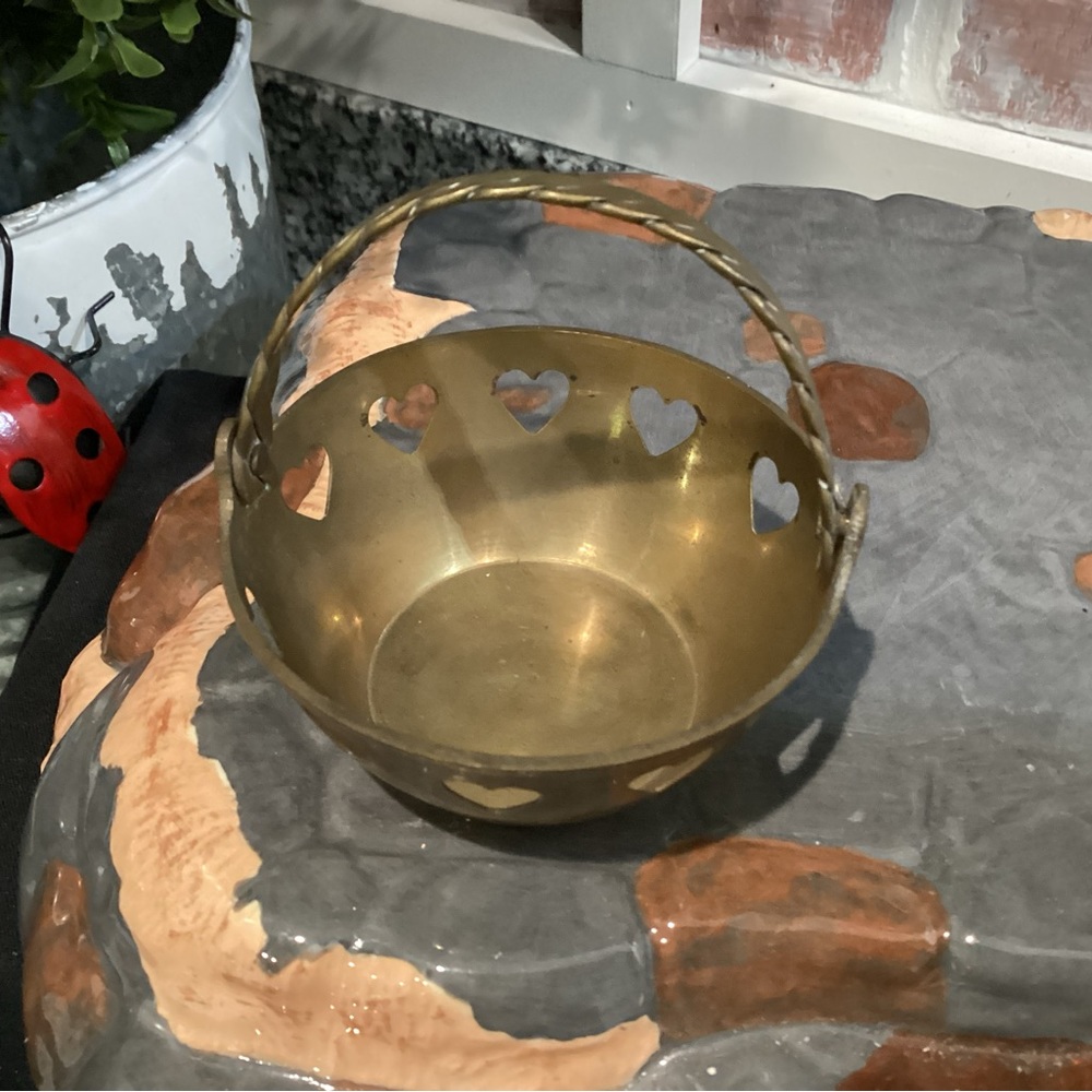 🟡 Vintage - Solid Brass Heart Cutouts Basket with Handle - Very Unique - Picture 2 of 9